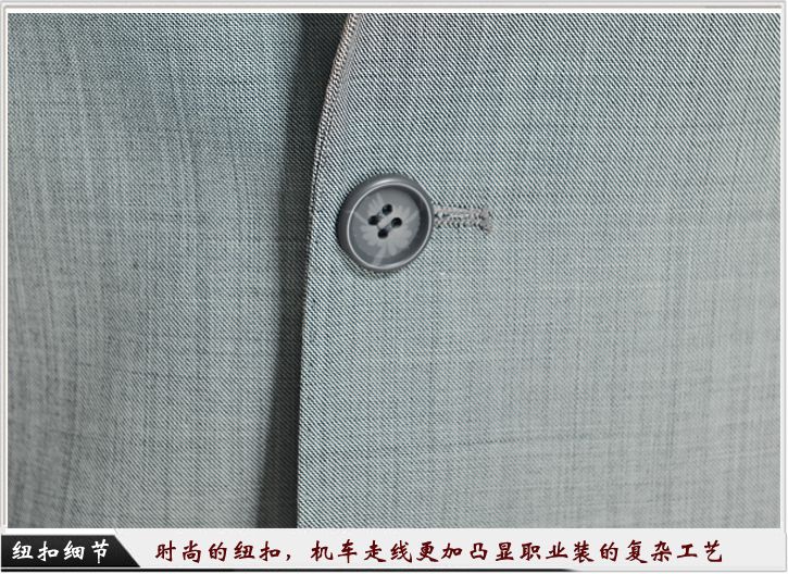 灰色平駁頭一?？勐殬I裝定制-紐扣細節展示，經典的平駁頭衣領